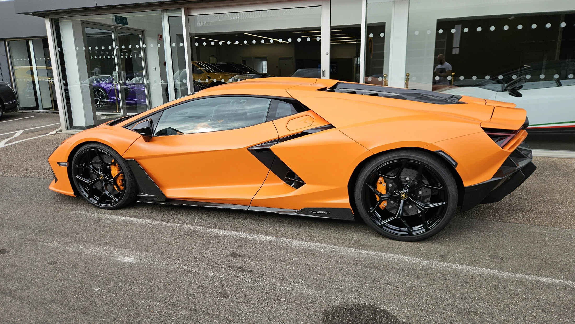 Lamborghini Revuelto — Galinio sparno ir šono linijos