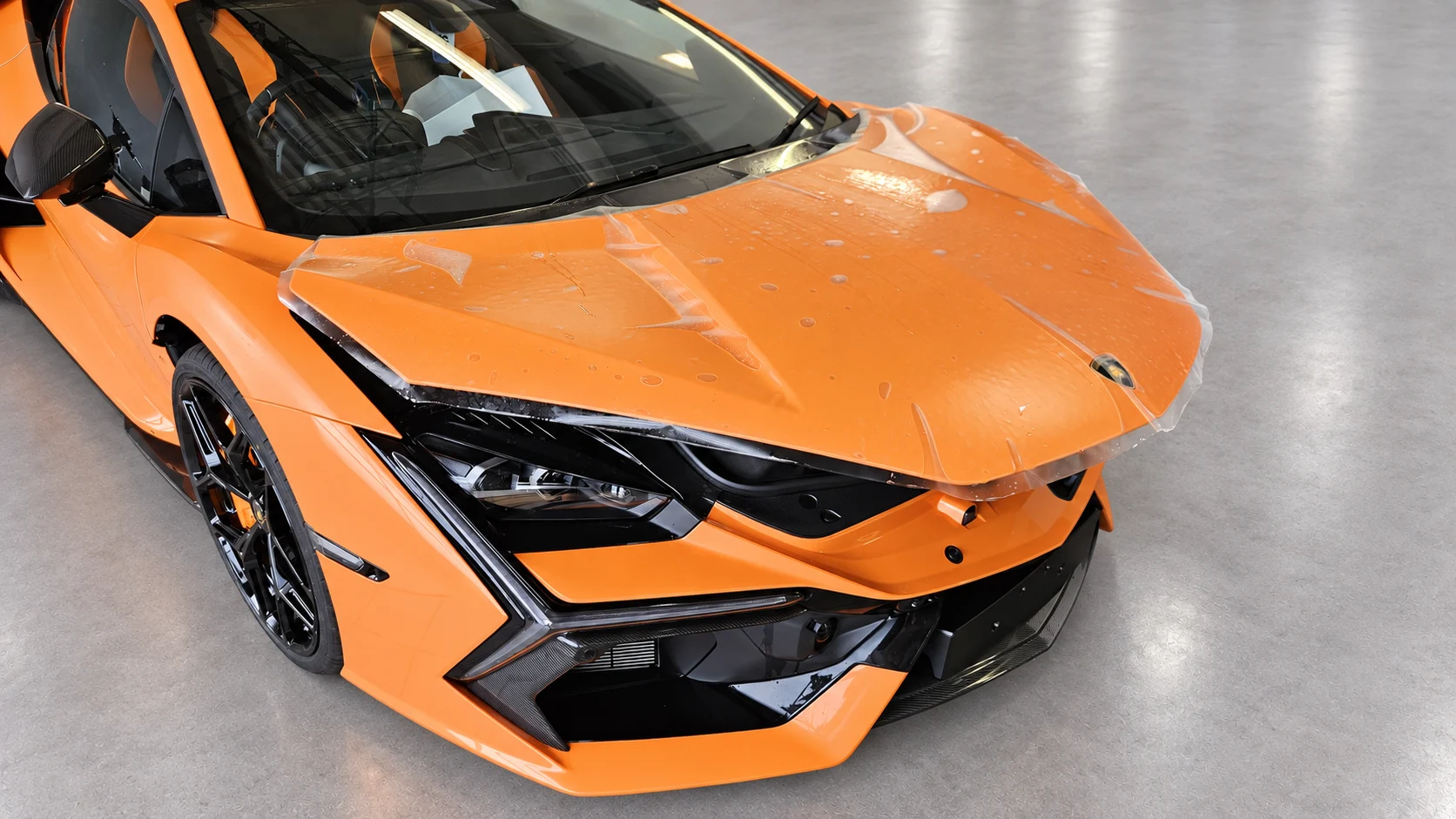 Lamborghini Revuelto — PPF klijavimas — plėvelė ant pakelto kapoto