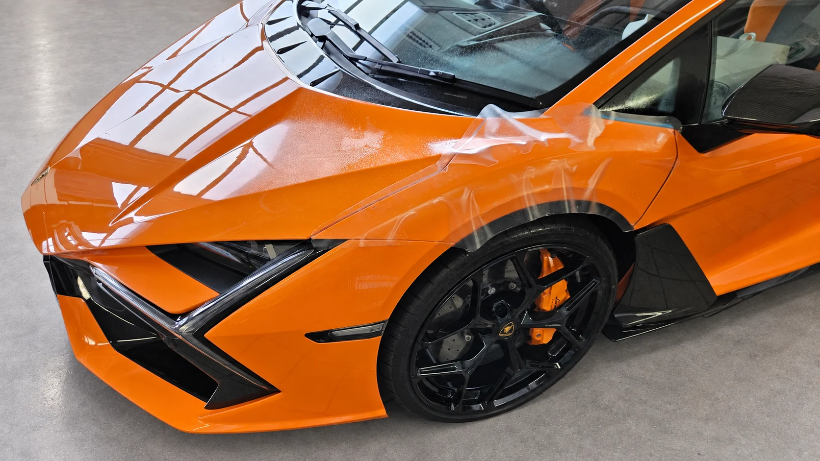 Lamborghini Revuelto — PPF klijavimas — priekinio sparno formavimas