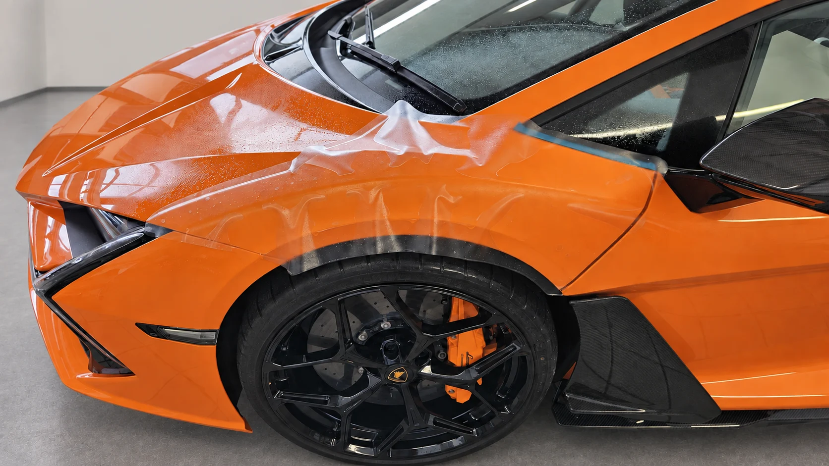 Lamborghini Revuelto — PPF klijavimas — plėvelės pritaikymas ties arka