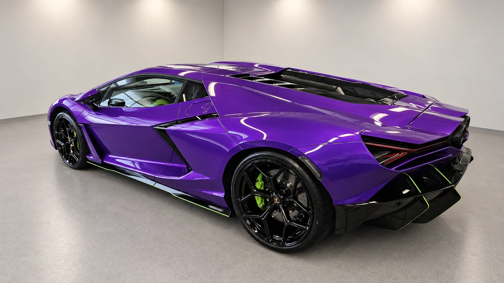 Lamborghini Revuelto — Galinis rakursas — žali akcentai