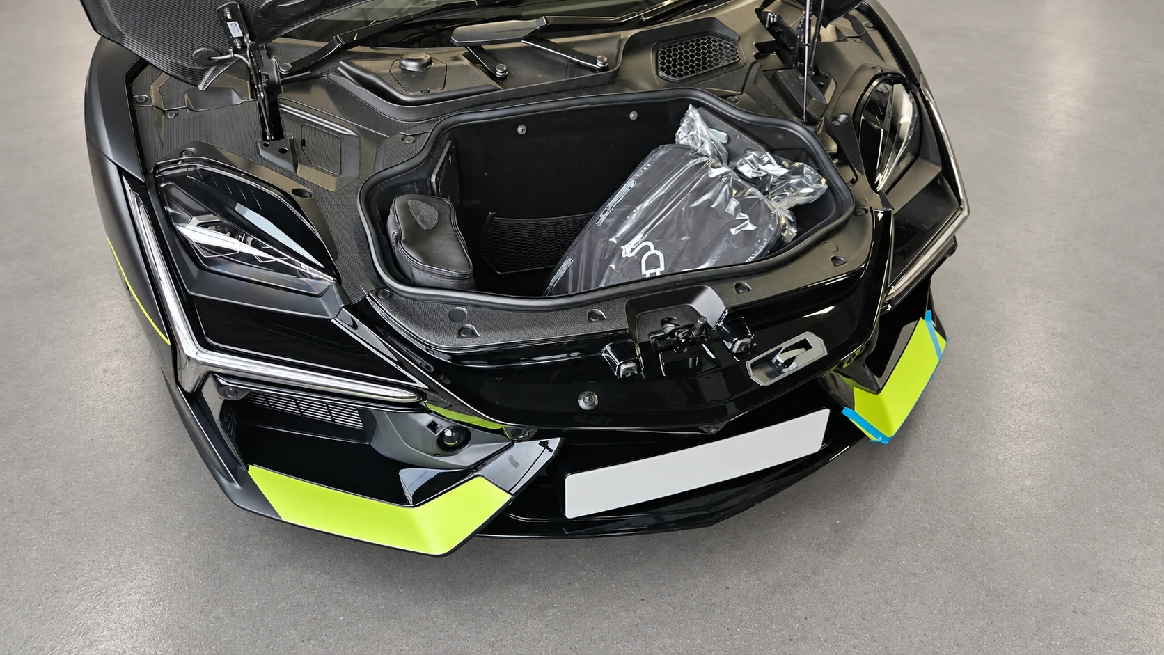 Lamborghini Revuelto — Grafikos procesas — priekinių akcentų derinimas