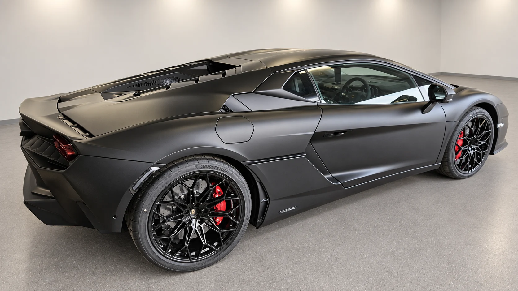 Lamborghini Temerario — Šoninis rakursas — kėbulas ir raudoni suportai