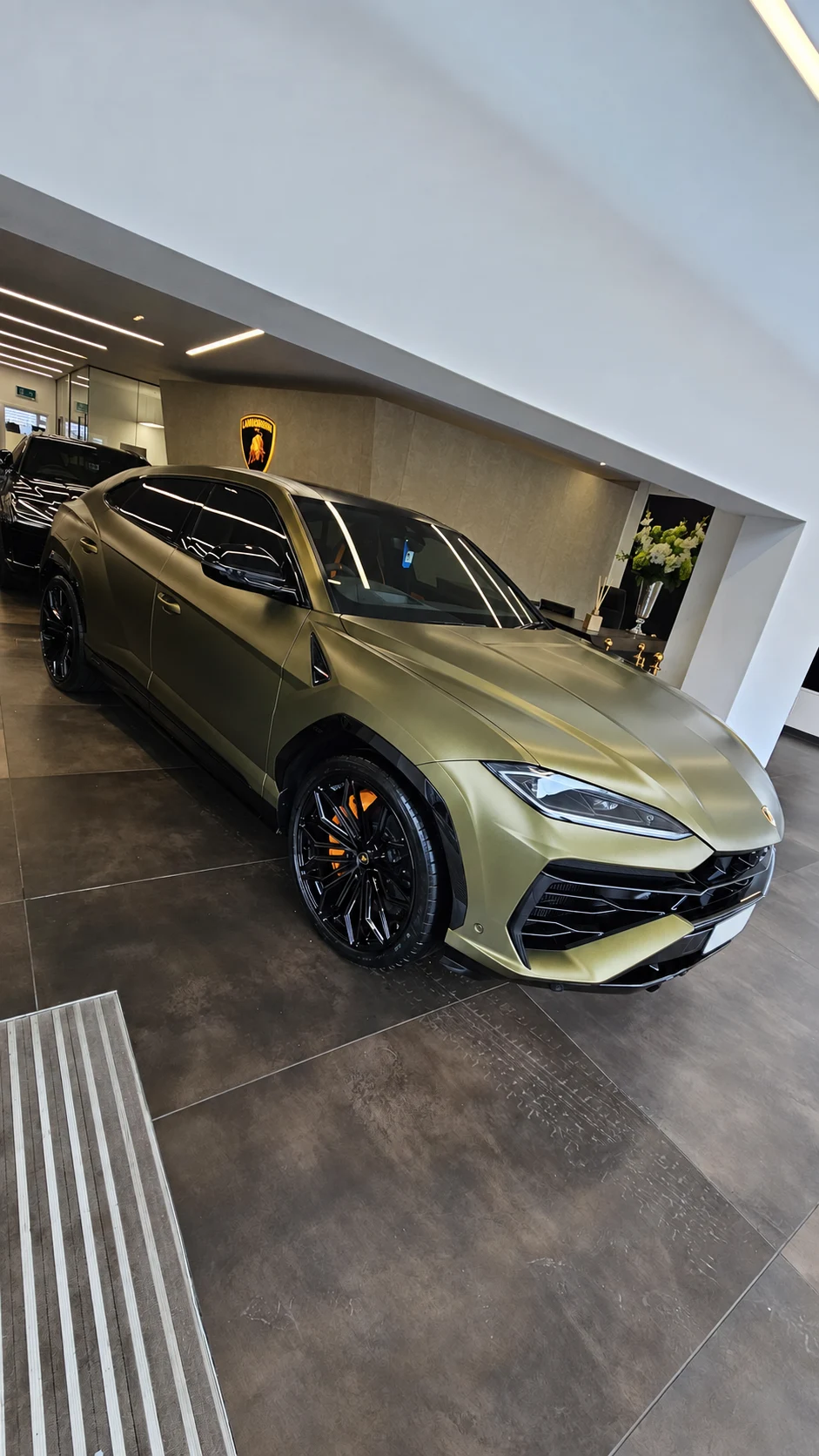 Lamborghini Urus — Vertikalus kadras — bendras vaizdas